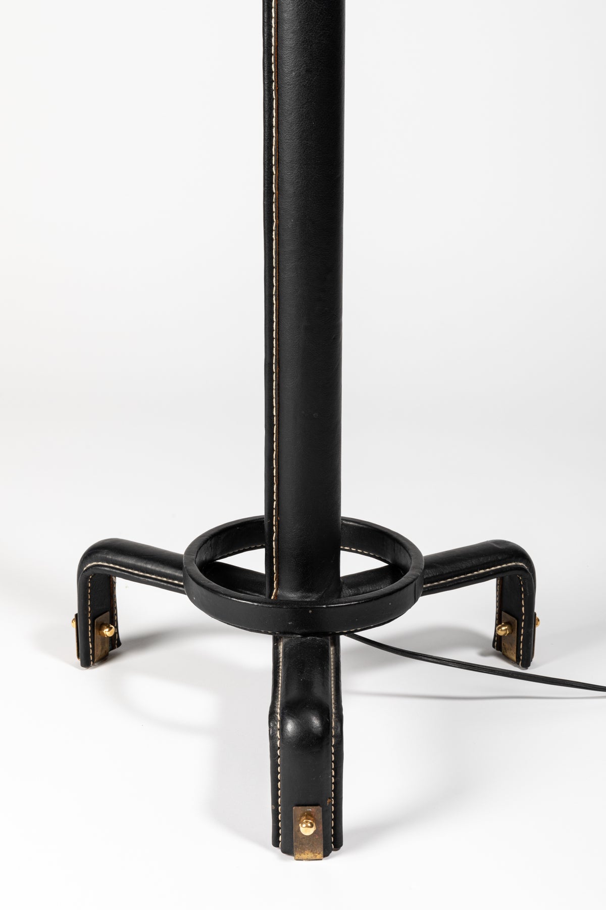Jacques Adnet – Lampadaire en cuir noir – vue 6