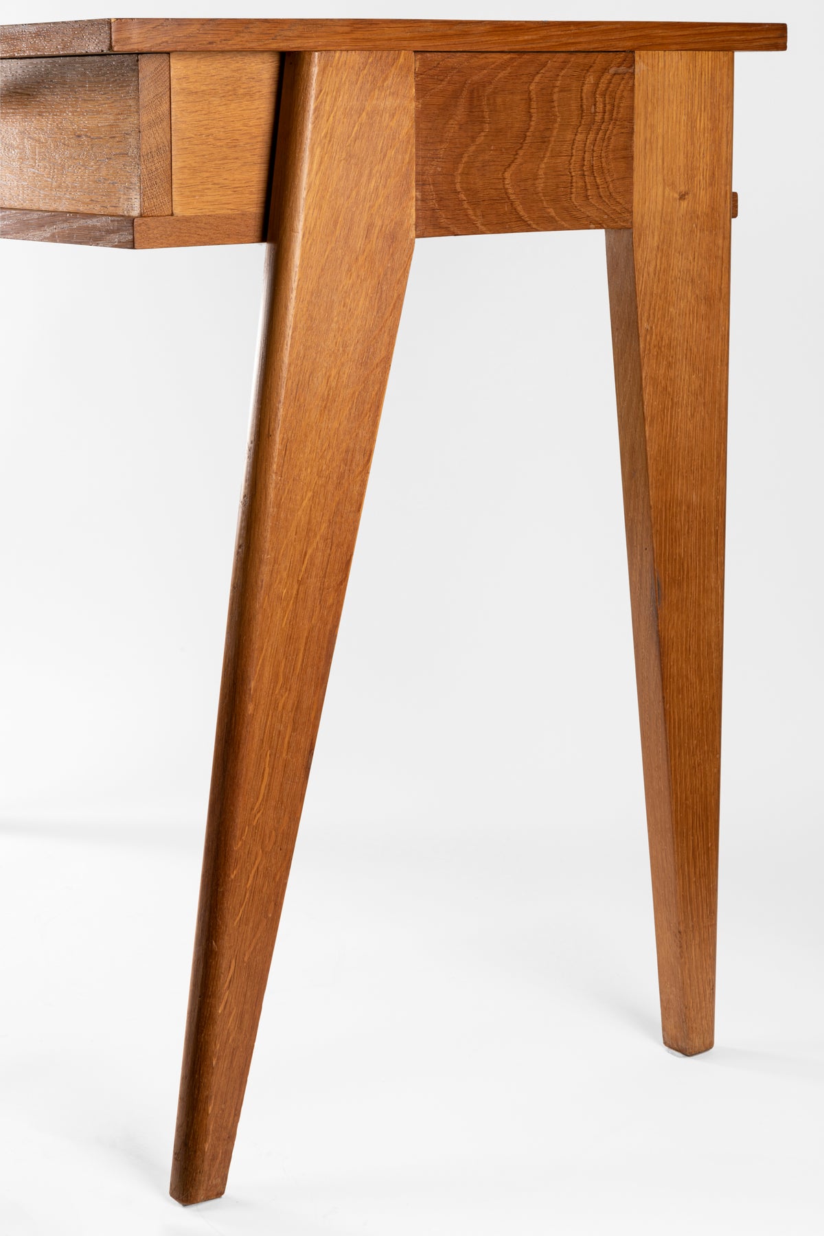 Jacques Adnet – Bureau tripode en chêne – vue 6