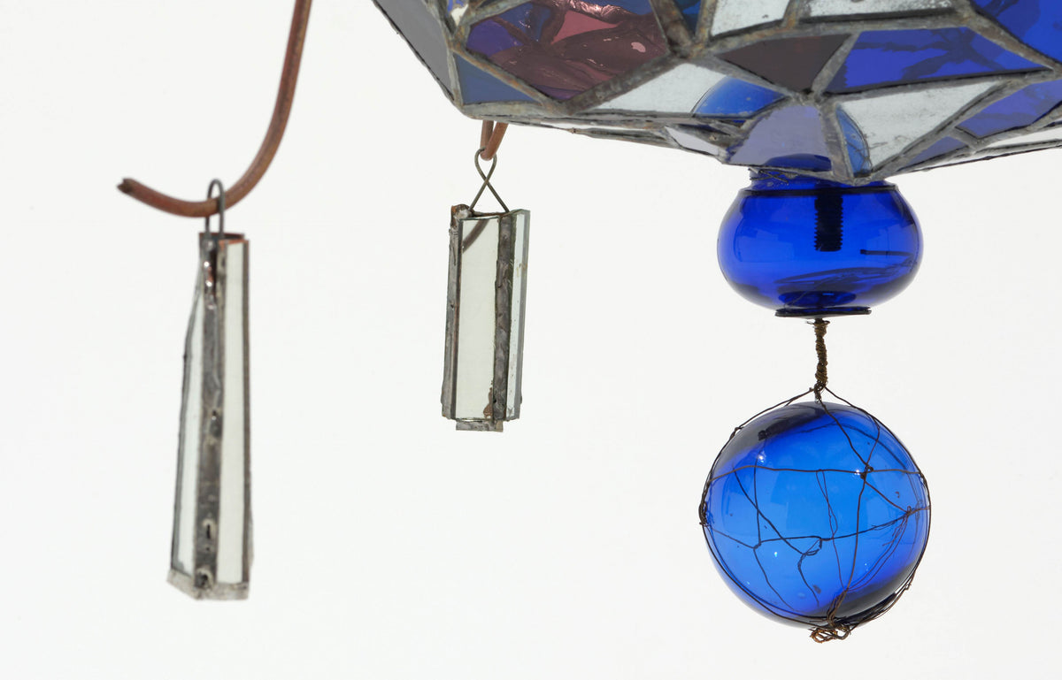 Détail des pendeloques en verre et de la boule bleue du lustre de Dubreuil et Dixon