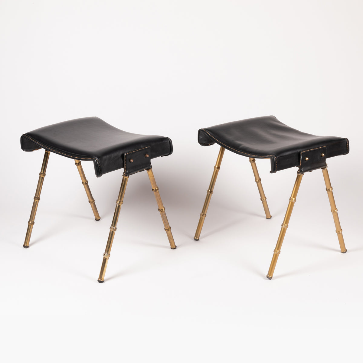 Jacques Adnet – Paire de tabourets en skaï – vue 5