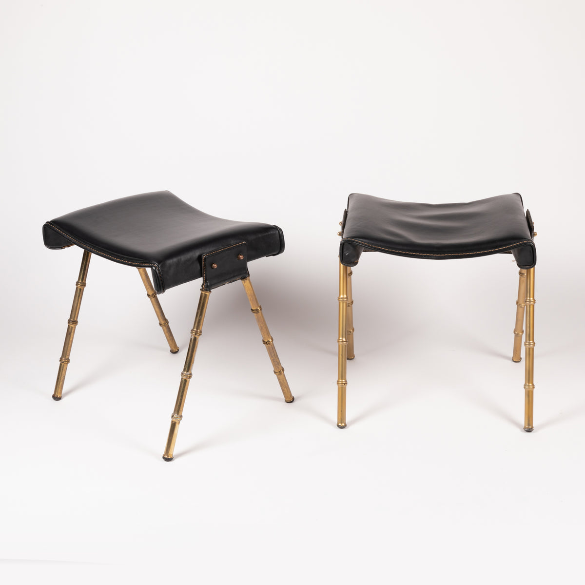 Jacques Adnet – Paire de tabourets en skaï – vue 4