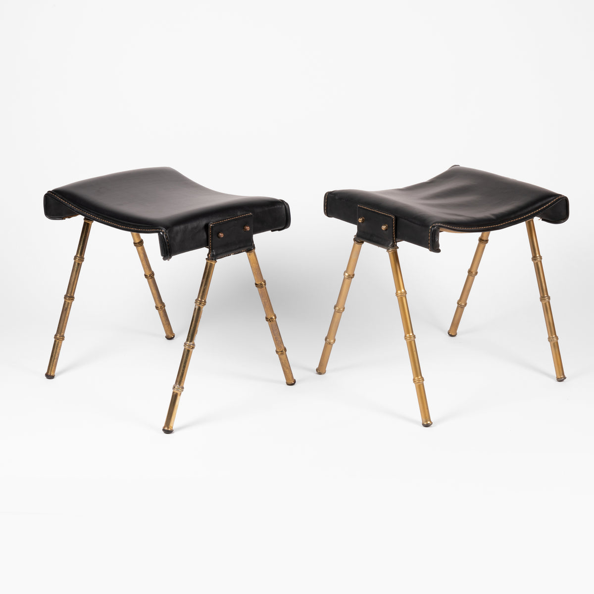 Jacques Adnet – Paire de tabourets en skaï – vue 2