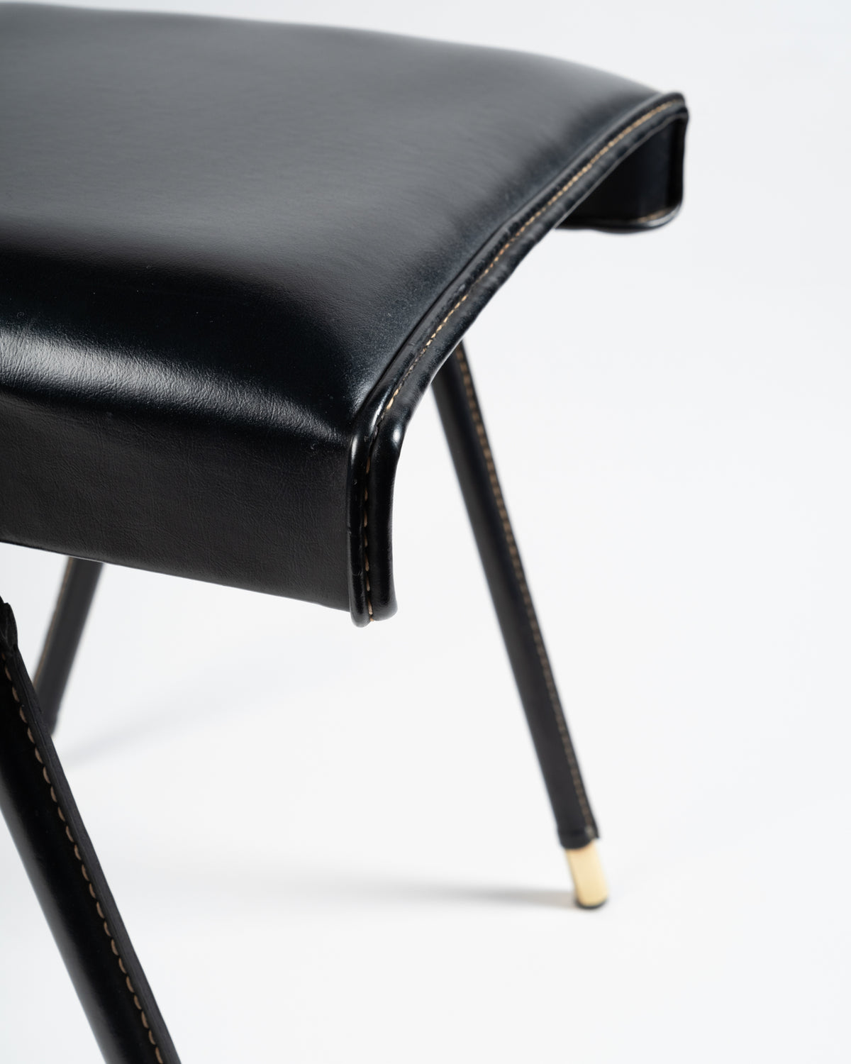 Tabouret de Jacques Adnet en skaï noir piqué sellier et laiton doré – vue 2