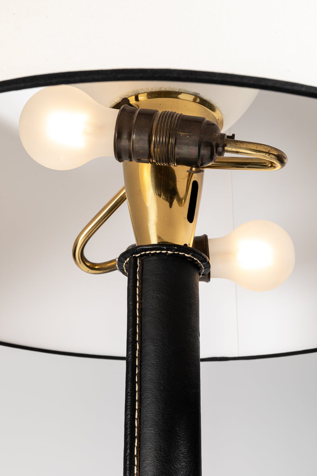 Jacques Adnet – Lampadaire en cuir noir – vue 5