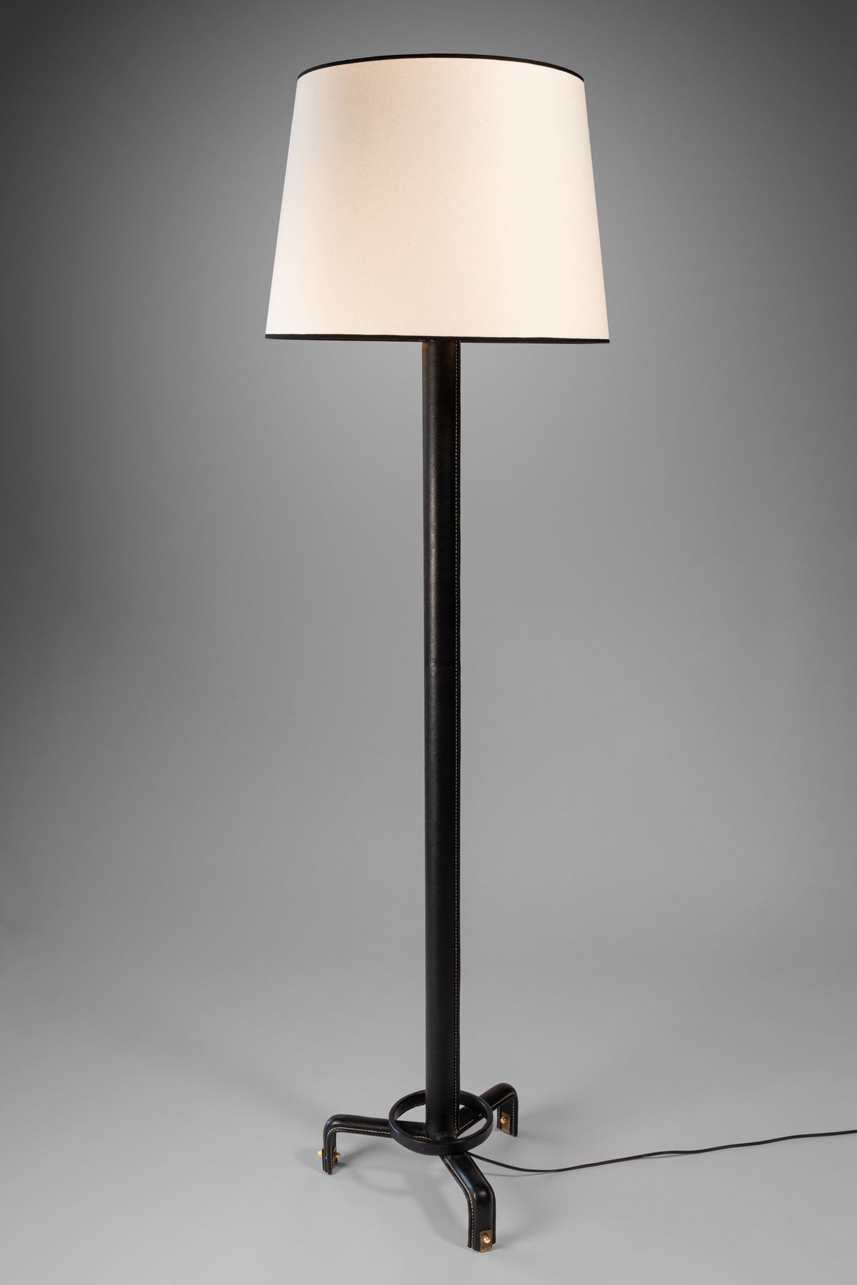 Jacques Adnet – Lampadaire en cuir noir – vue 3