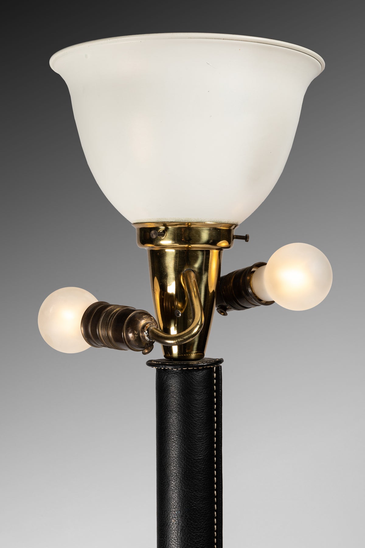 Jacques Adnet – Lampadaire en cuir noir – vue 4