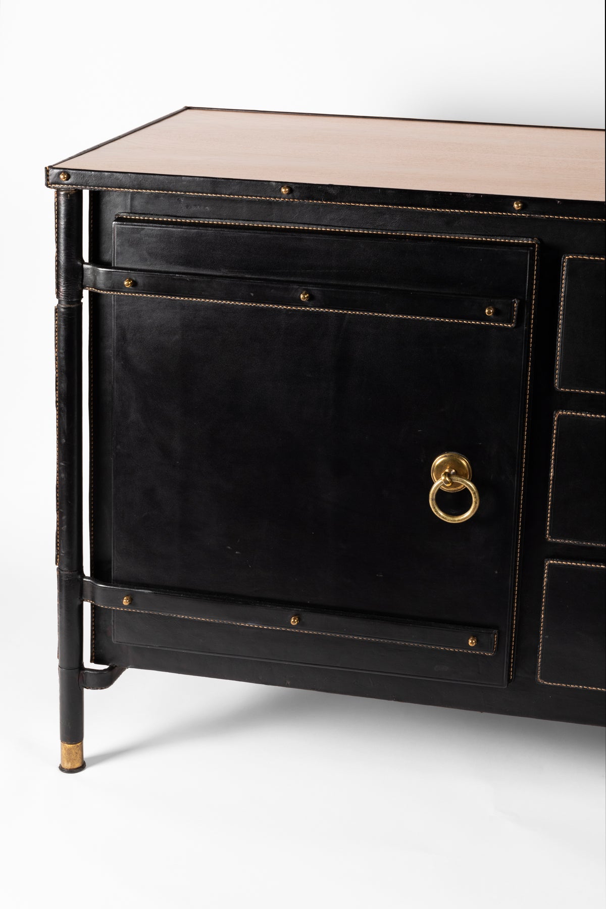 Jacques Adnet – Enfilade en cuir noir – vue 4