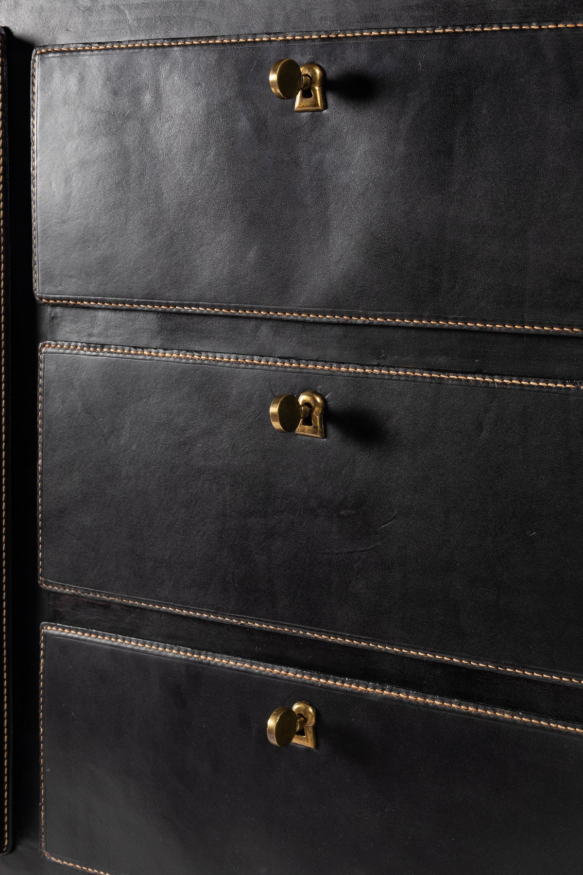 Jacques Adnet – Enfilade en cuir noir – vue 6