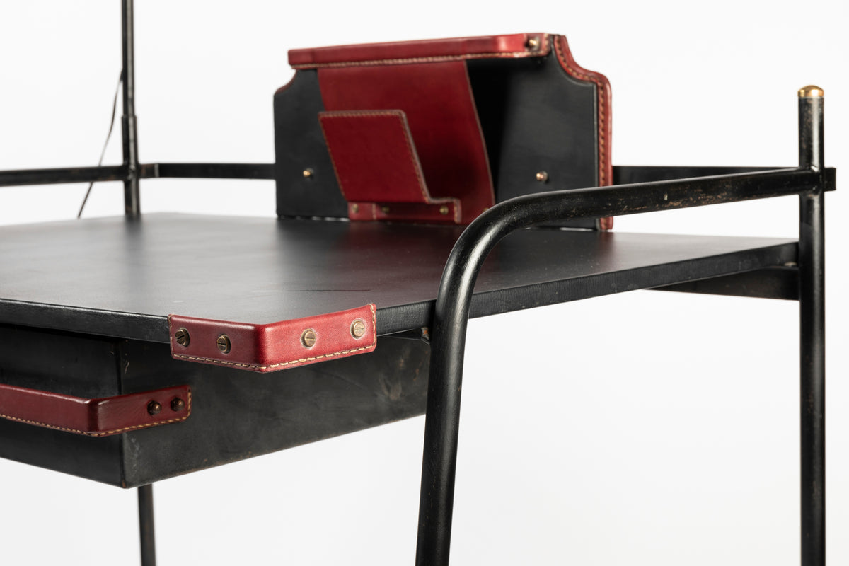 Bureau de Jacques Adnet, plateau en cuir noir et piètement laqué noir orné de laiton doré – vue 2