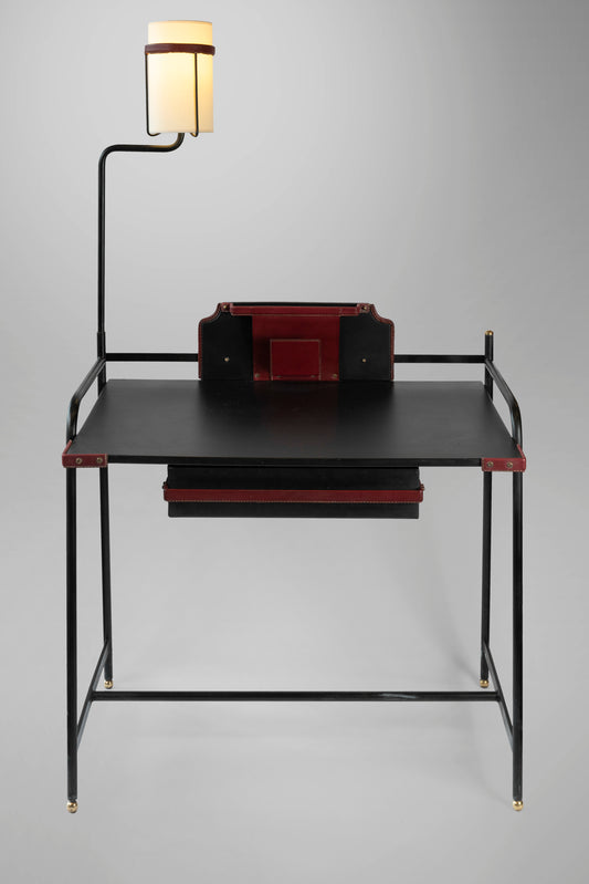 Bureau de Jacques Adnet, plateau en cuir noir et piètement laqué noir orné de laiton doré – vue 1