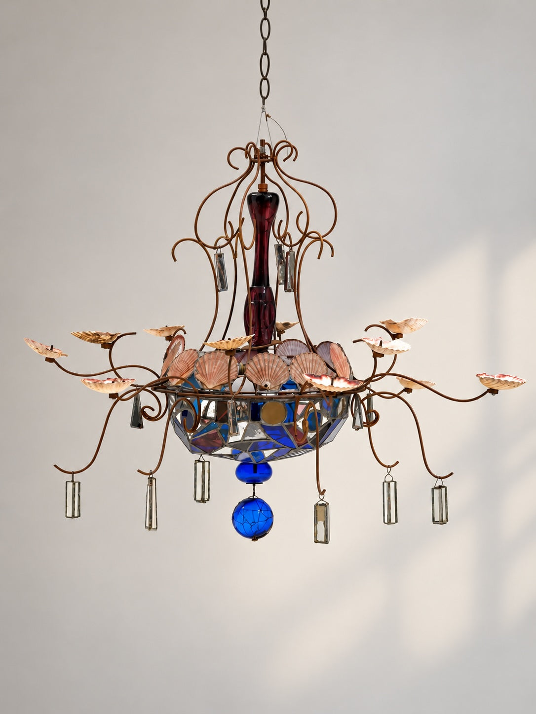 Lustre « Coquilles Saint-Jacques » d'André Dubreuil et Tom Dixon, 1985, suspendu devant un mur beige