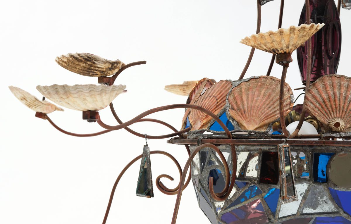 Détail des coquillages et des bras en métal du lustre de Dubreuil et Dixon