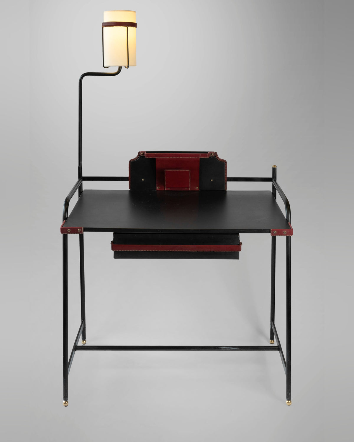 Jacques Adnet, bureau en cuir noir avec lampe amovible