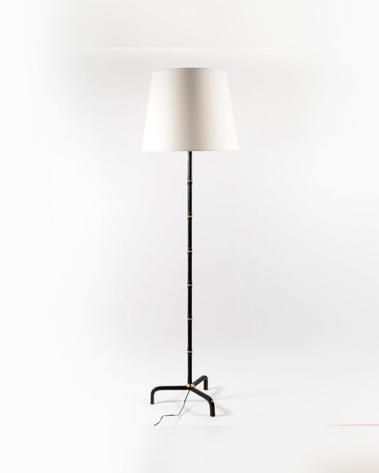 Lampadaire de Jacques Adnet en cuir noir piqué sellier et laiton doré