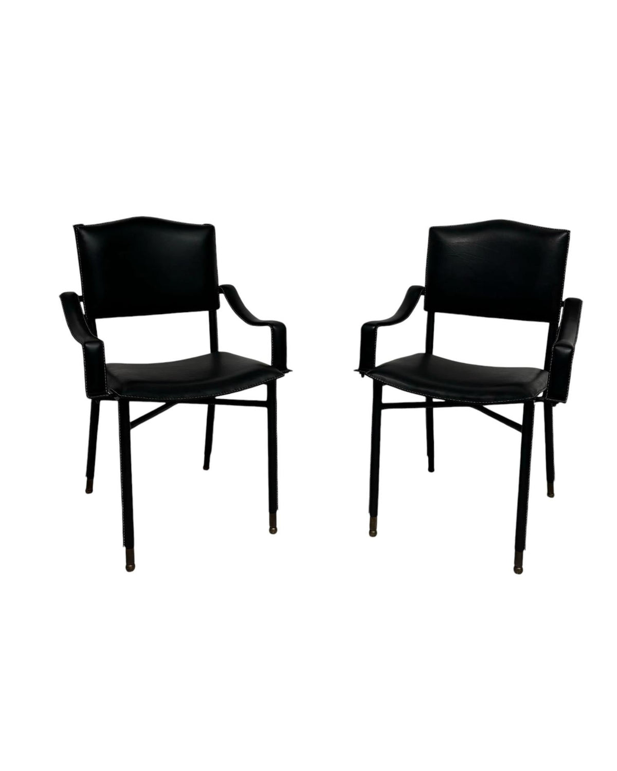 Jacques Adnet – Paire de fauteuils en métal et cuir – vue d'ensemble