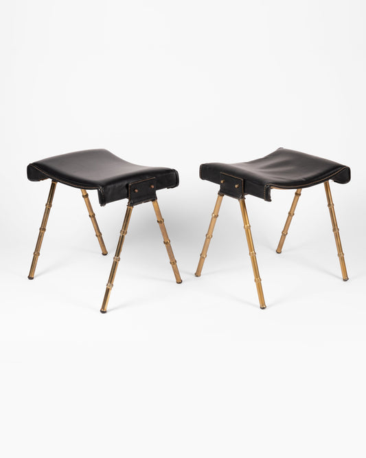 Jacques Adnet – Paire de tabourets en skaï – vue d'ensemble