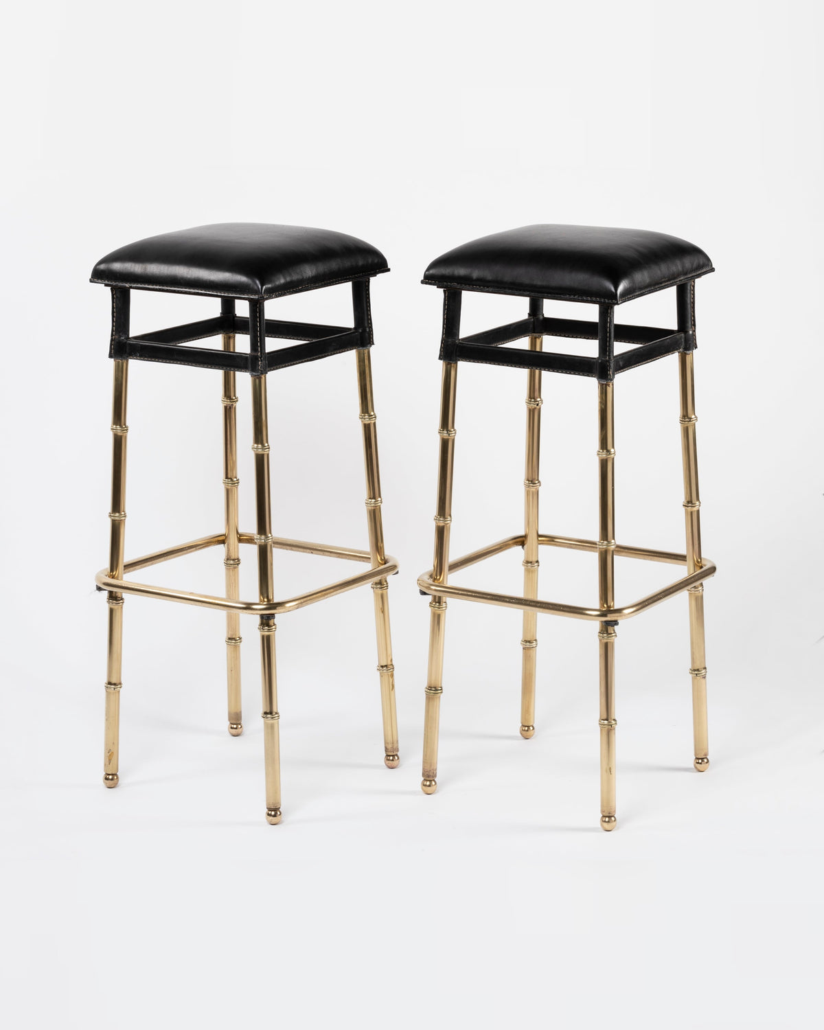 Jacques Adnet – Paire de tabourets de bar – vue d'ensemble