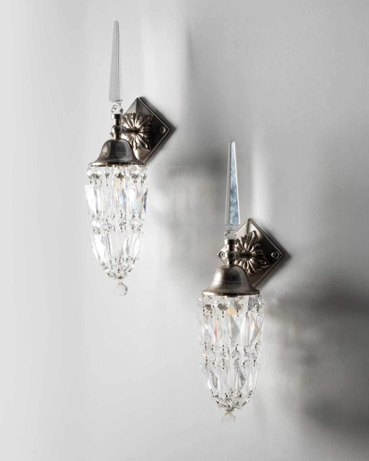 Paire d'appliques « Libertine » de Mark Brazier-Jones, vue de trois-quarts : flèches en verre taillé et cascades de pampilles