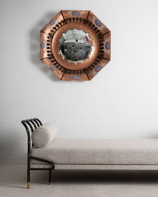 Daybed de Jacques Adnet, vue de face, cuir noir piqué sellier et laiton doré, sous un miroir d'André Dubreuil 