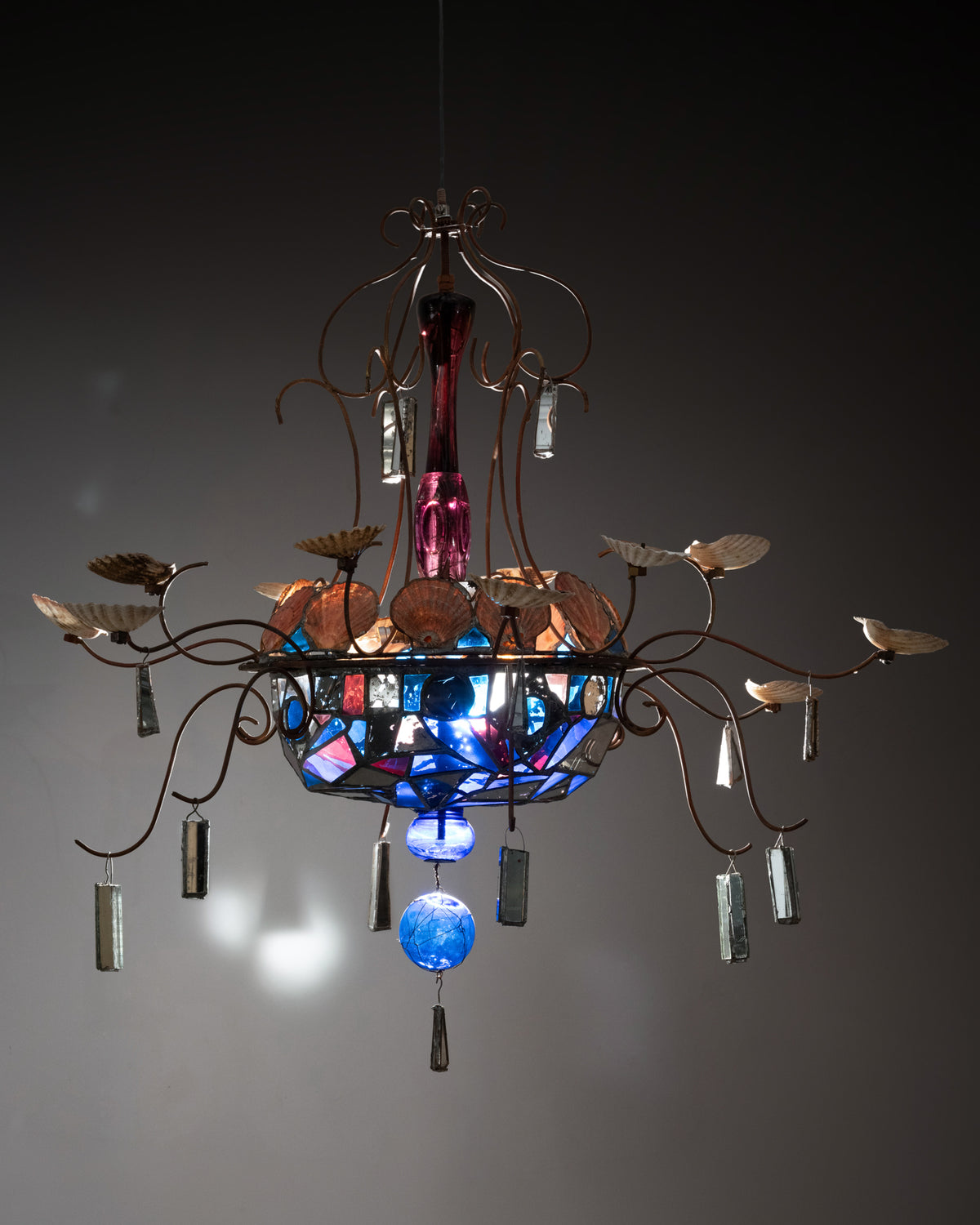 Lustre coquillages d'André Dubreuil et Tom Dixon, 1985, allumé : lumière à travers le verre teinté