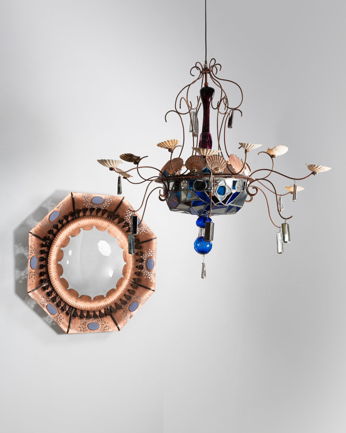 Lustre de Dubreuil et Dixon, 1985, accroché devant un mur clair près d'un miroir sorcière octogonal en cuivre de Dubreuil
