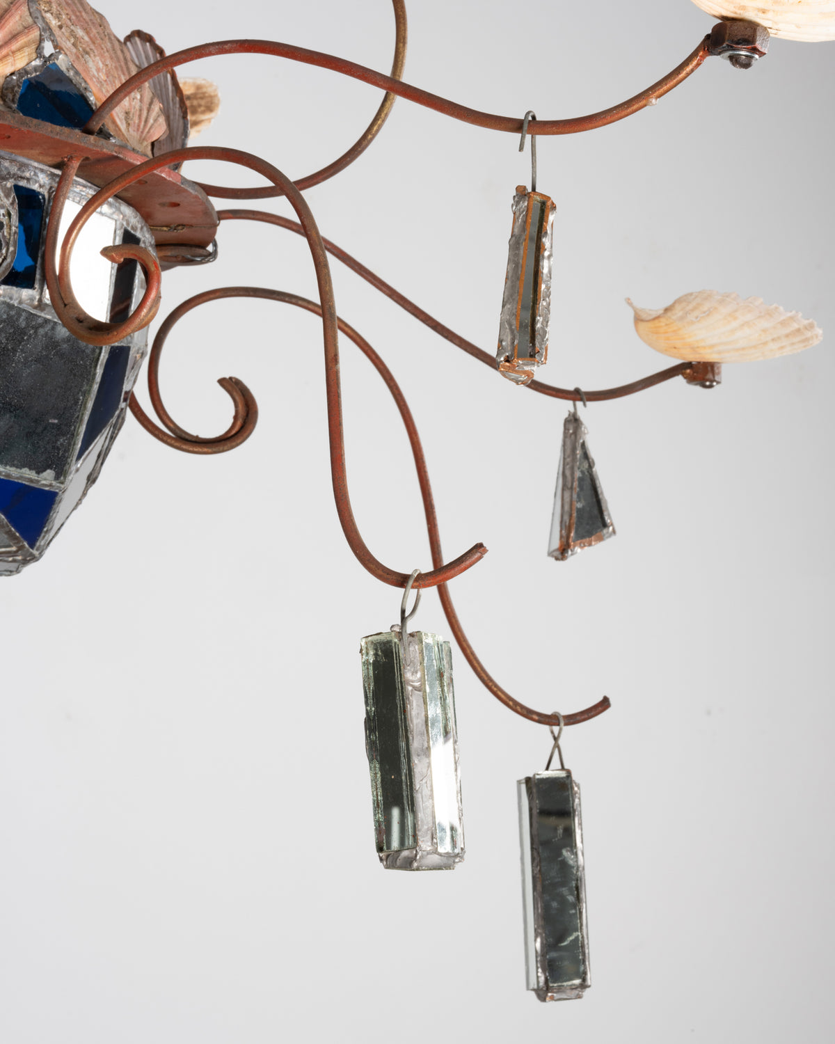 Détail du lustre de Dubreuil et Dixon : pampilles en miroir suspendues aux bras en fer forgé