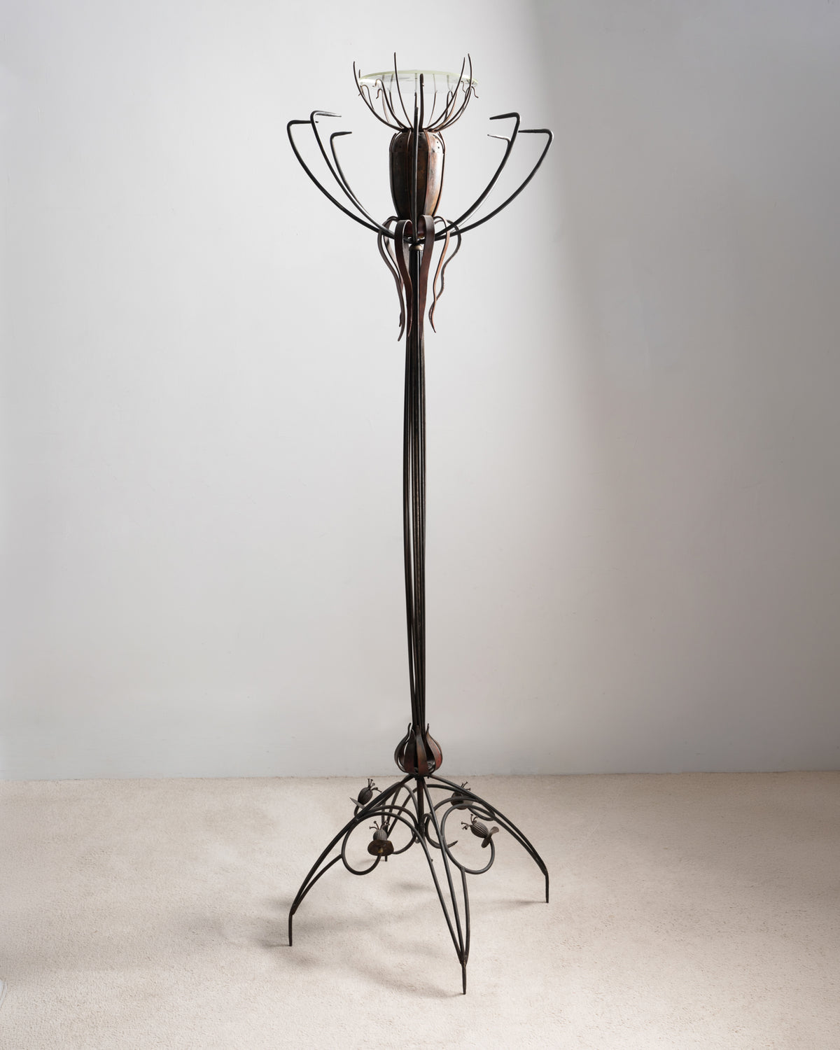 Lampadaire « Pavot » d'André Dubreuil, 1987, vue d'ensemble : fût en fer forgé, pieds arqués et corolle de tiges portant une coupe en verre