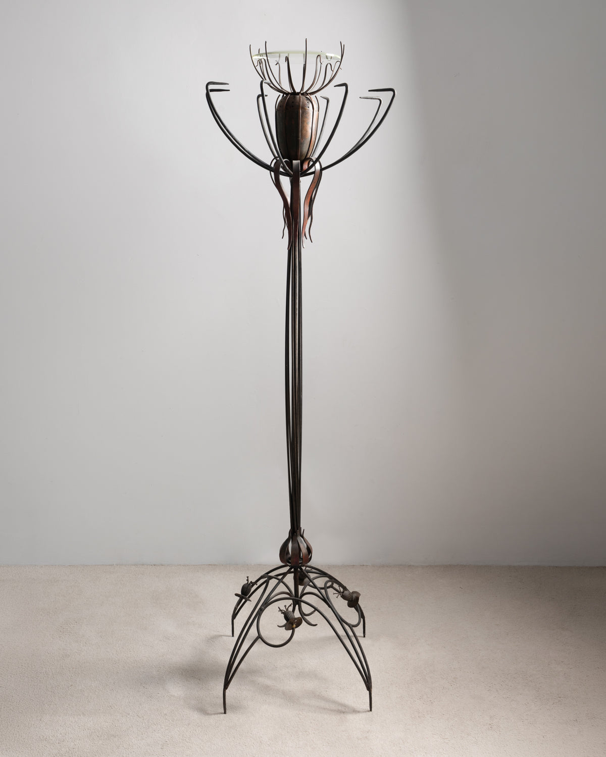 Lampadaire « Pavot » d'André Dubreuil, 1987, vue d'ensemble de face, en acier, cuivre et verre