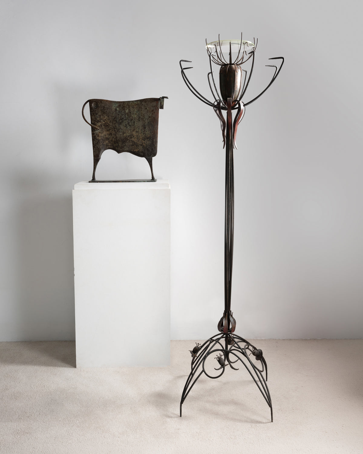 Lampadaire « Pavot » d'André Dubreuil, 1987, à côté d'une sculpture en métal posée sur un socle blanc
