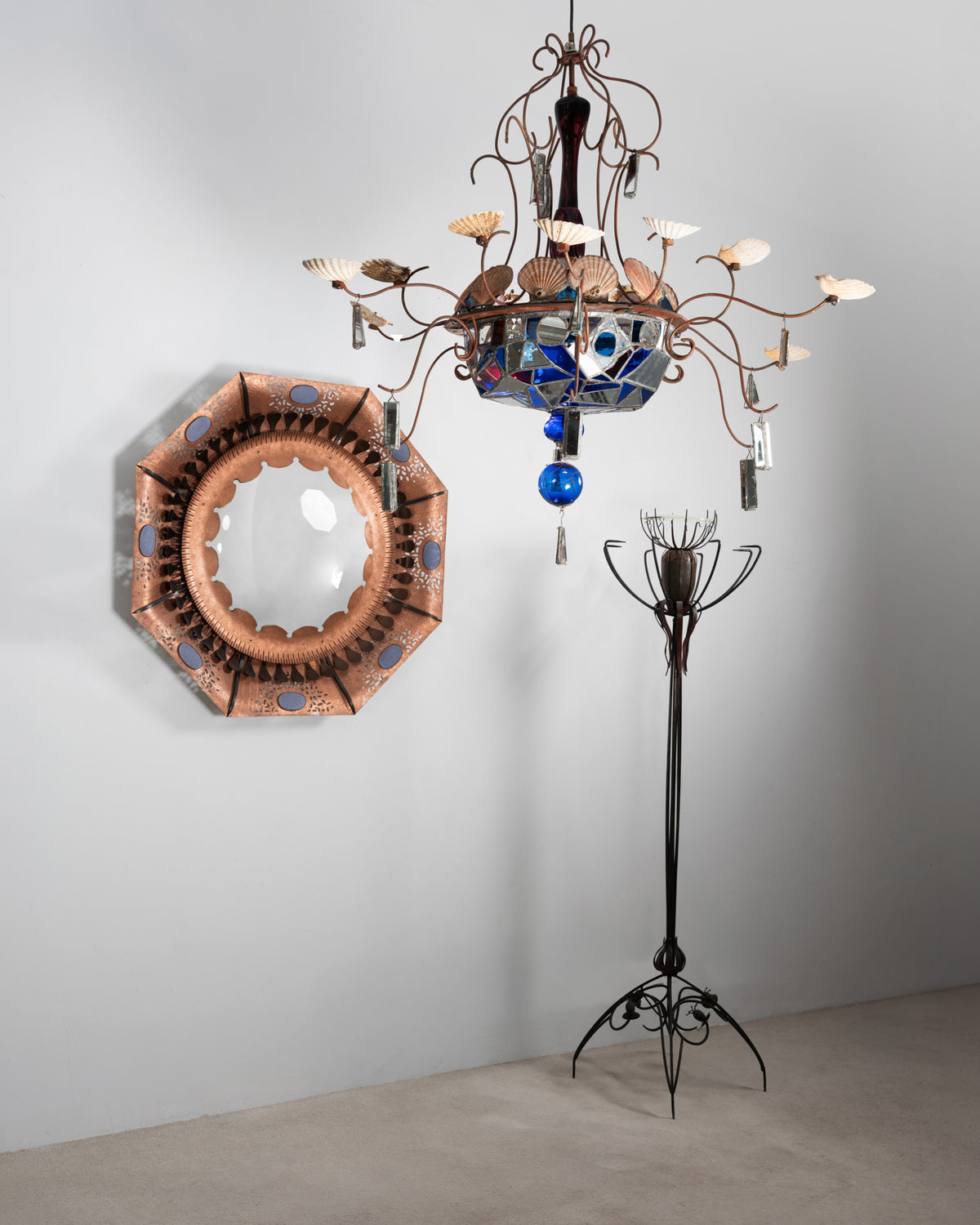 Lampadaire « Pavot » d'André Dubreuil, 1987, devant un mur clair, sous un lustre à verres bleus et près d'un miroir sorcière octogonal en cuivre