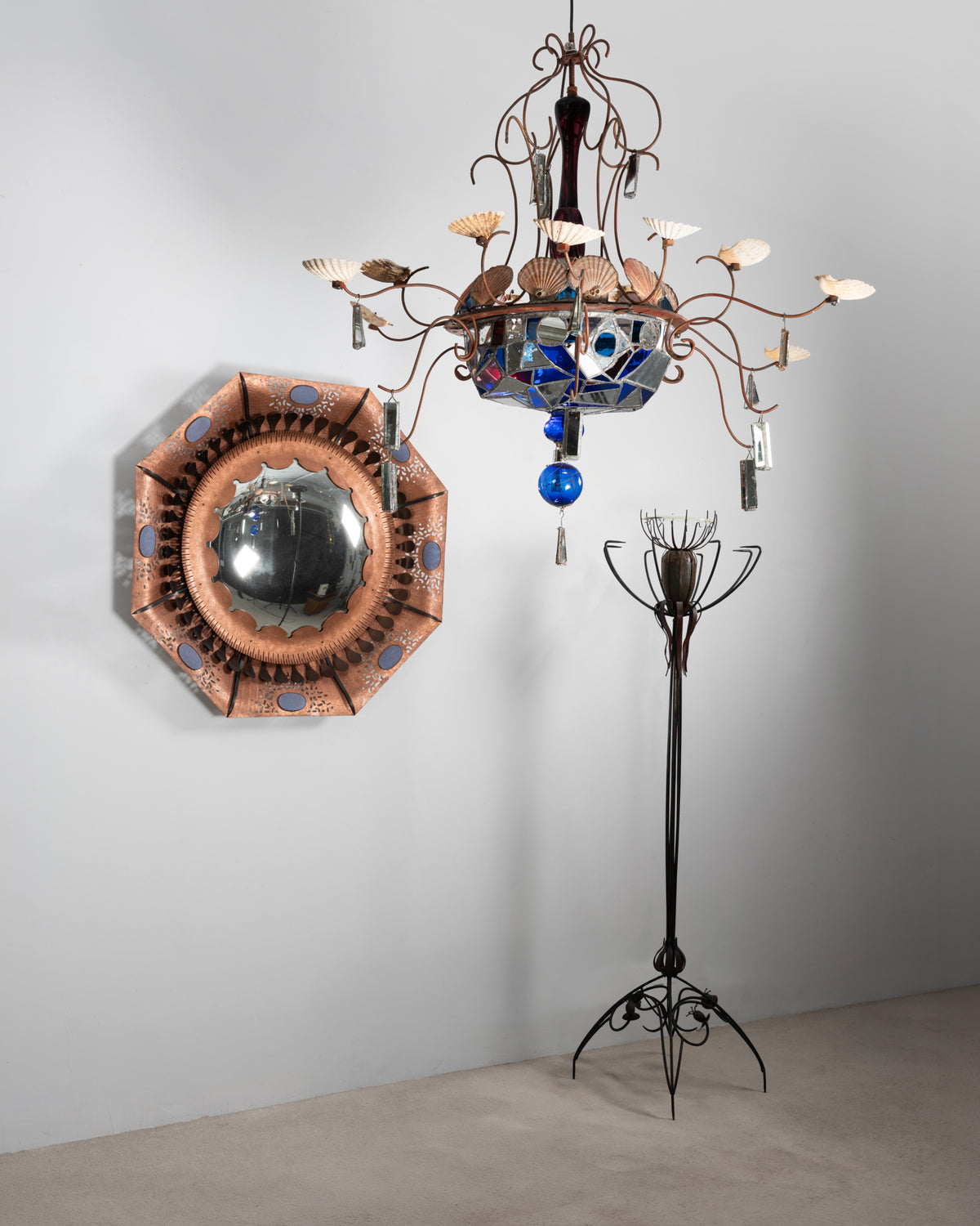 Lampadaire « Pavot » de Dubreuil en pied, avec un lustre à verres bleus et un miroir sorcière octogonal en cuivre au mur