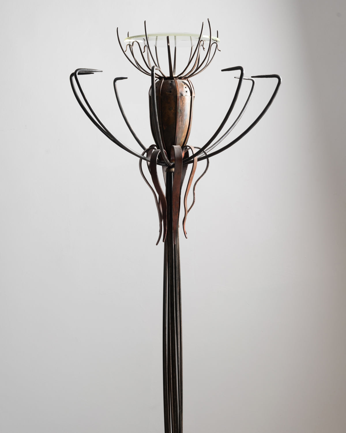 Détail du lampadaire « Pavot » de Dubreuil : haut du fût, capsule de pavot en cuivre et tiges recourbées