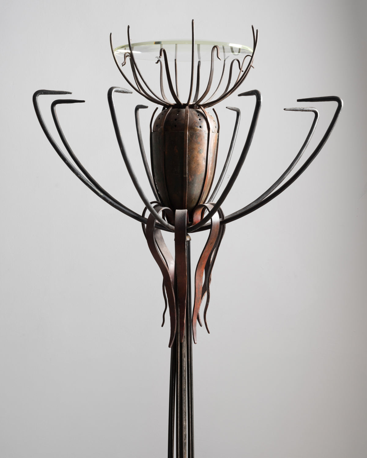 Détail du lampadaire « Pavot » de Dubreuil : corolle de tiges en fer forgé et coupe en verre vues de face