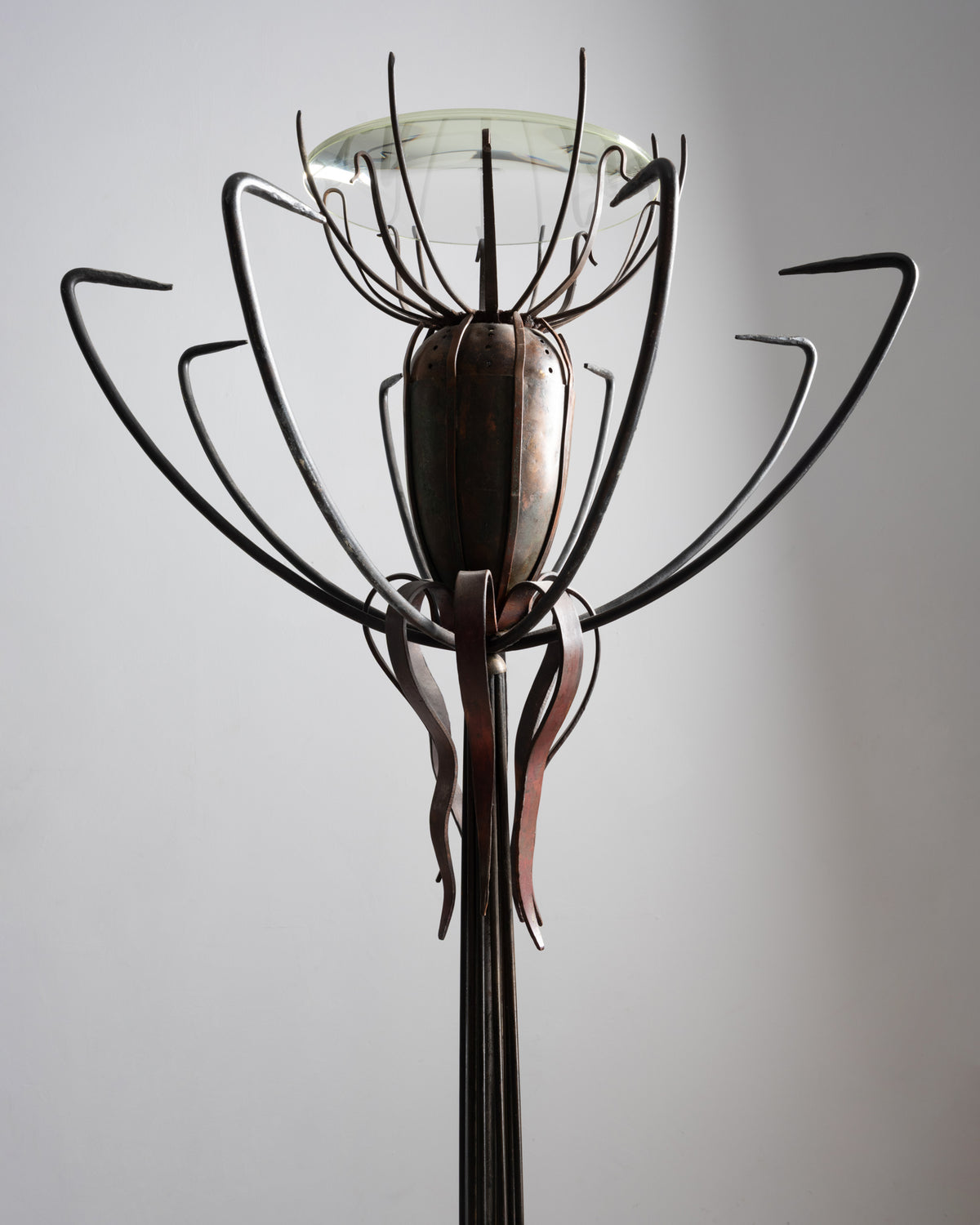 Détail du lampadaire « Pavot » de Dubreuil : capsule en cuivre, rubans de cuivre et coupe en verre