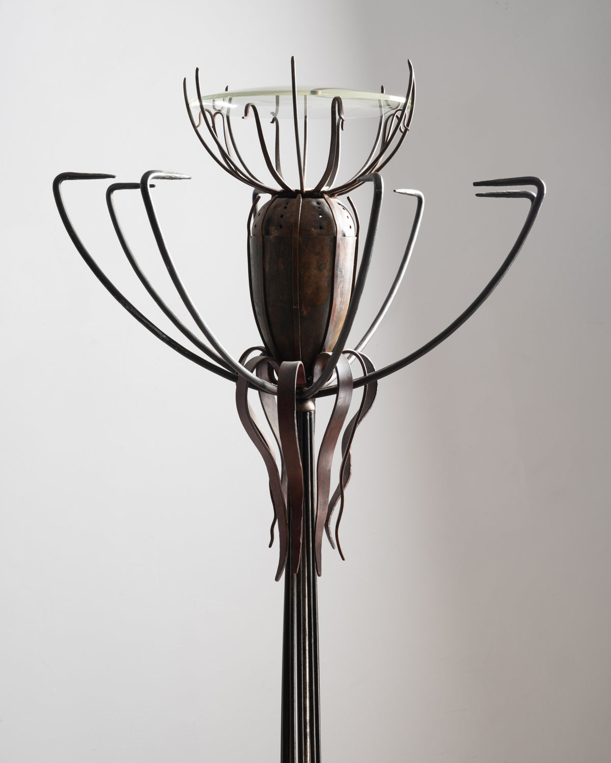 Détail du lampadaire « Pavot » de Dubreuil : la tête du pavot en acier et cuivre, vue de face