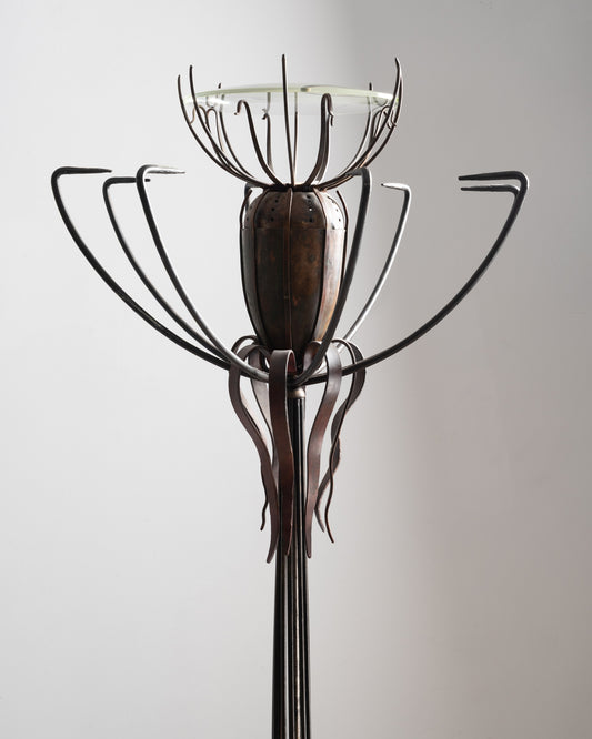 Détail du lampadaire « Pavot » de Dubreuil : la tête du pavot en acier et cuivre, vue de face