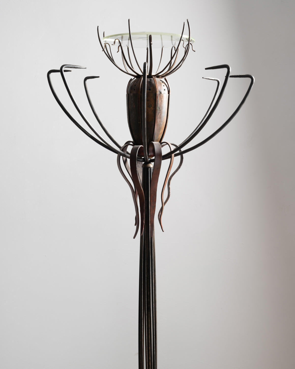 Détail du lampadaire « Pavot » de Dubreuil : la tête du pavot sous la coupe en verre, légèrement de côté