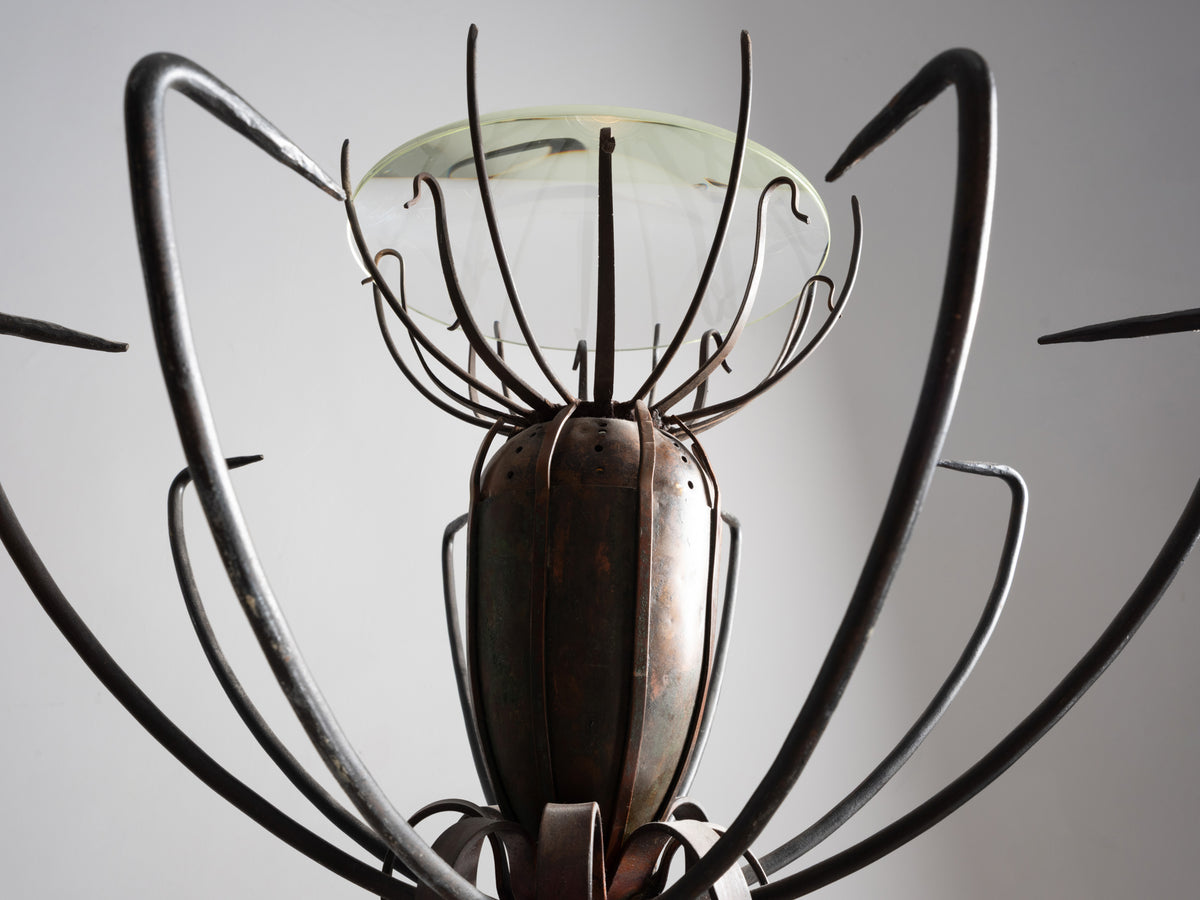 Gros plan sur la coupe en verre et les tiges en fer forgé du lampadaire « Pavot » de Dubreuil