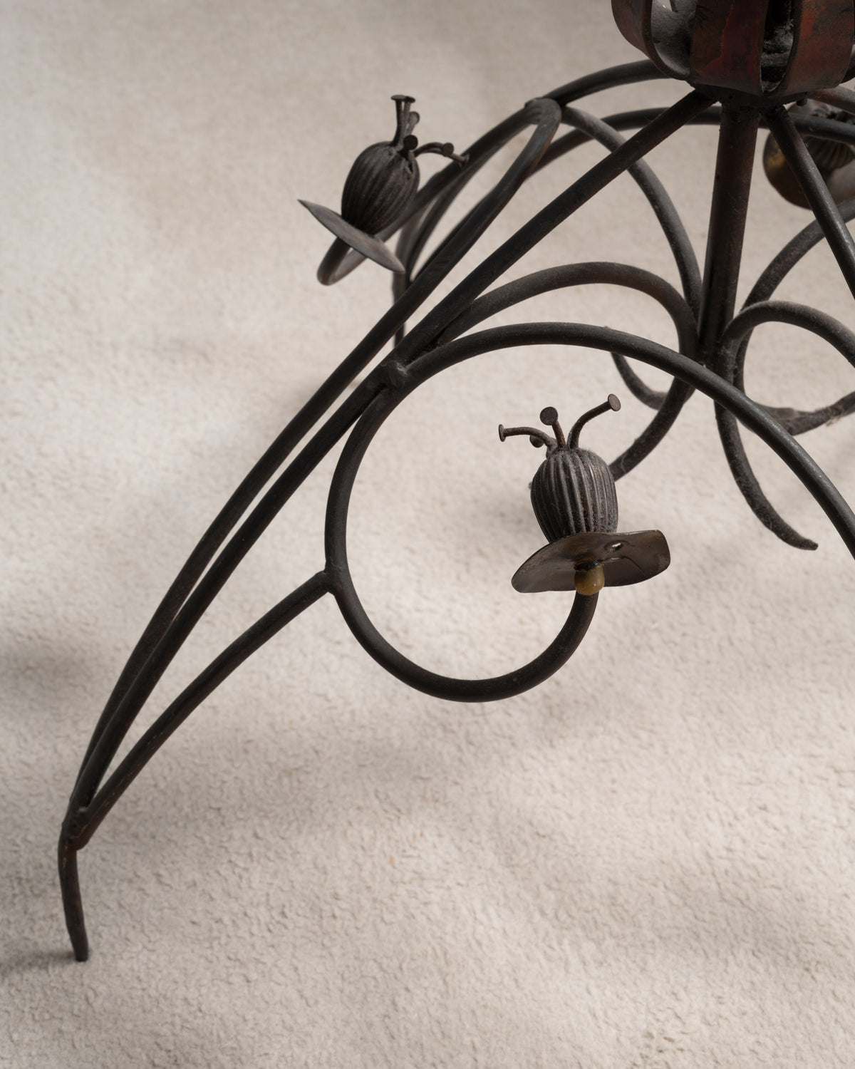Détail du pied du lampadaire « Pavot » de Dubreuil : tiges arquées et petites capsules de pavot en fer forgé