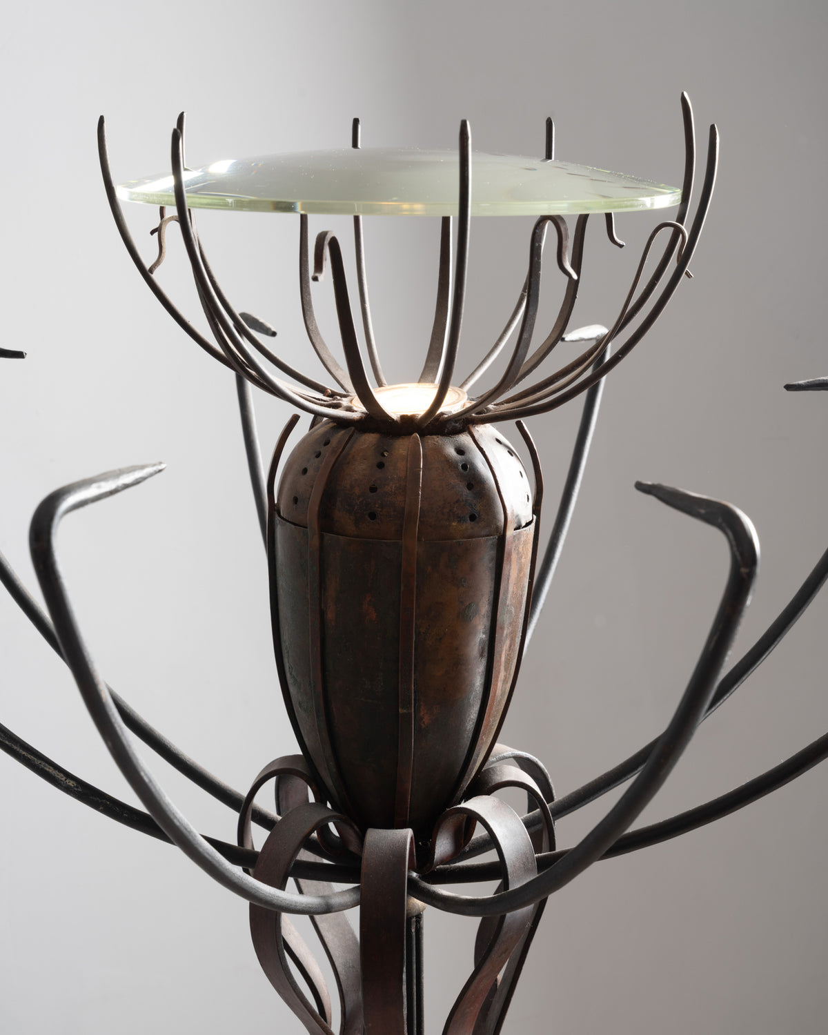 Détail du lampadaire « Pavot » de Dubreuil : tête du pavot et coupe en verre, lumière visible dans la capsule