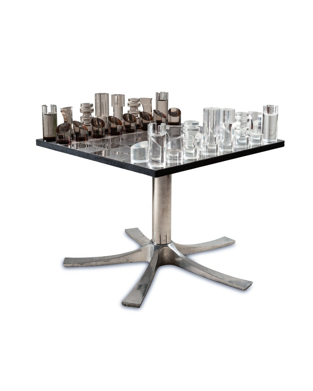 Jeu d'échecs et sa table de Michel Dumas, pièces en verre et plexiglas, piètement en métal chromé