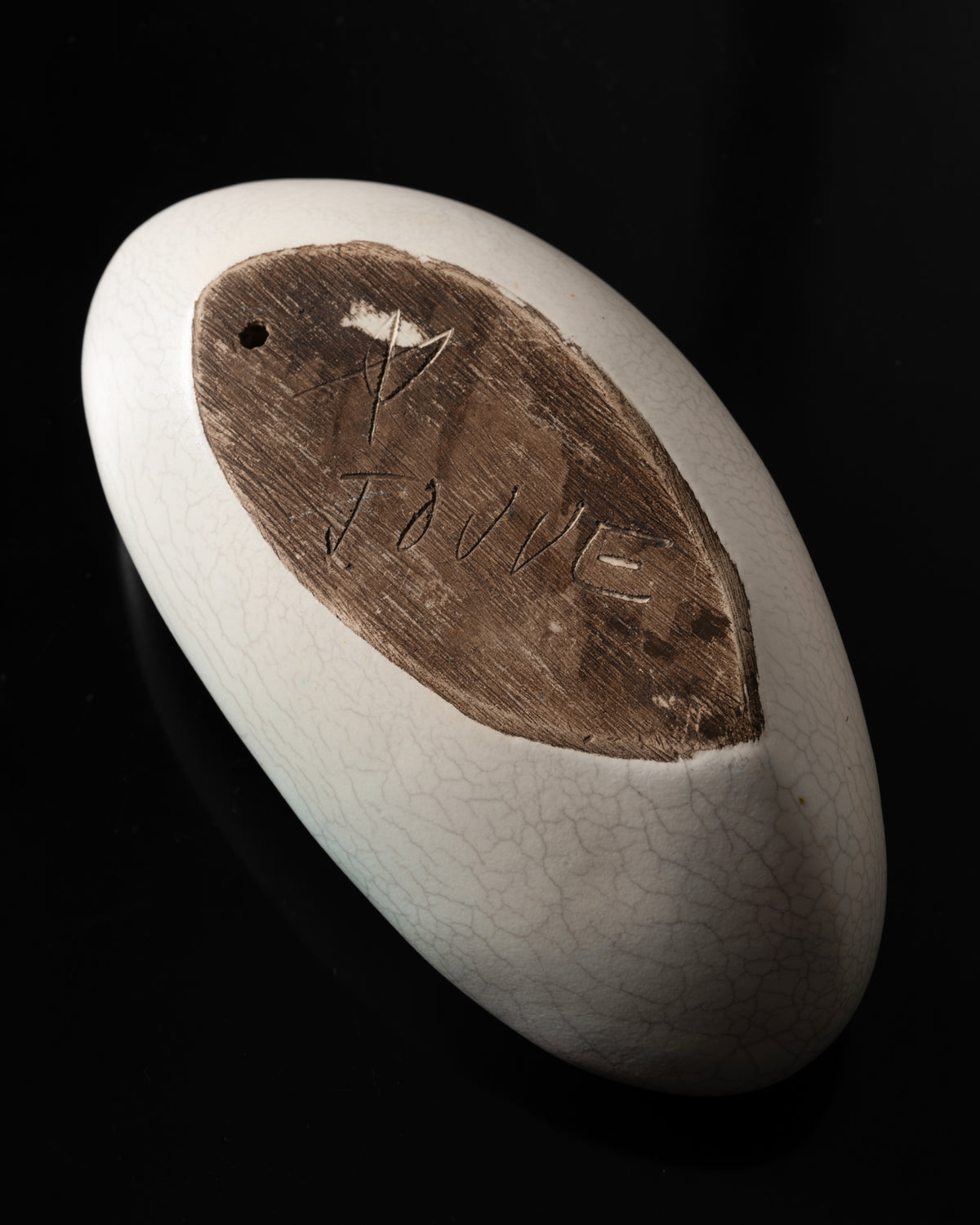 Signature « Jouve » et signe de l'artiste gravés au revers de la coupe « Banane »