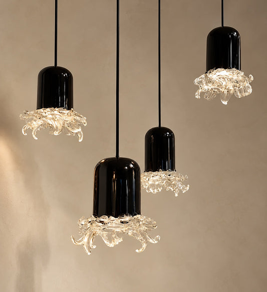 Murano, ensemble de 4 suspensions en verre soufflé noir à feuilles de cristal transparent, circa 1960, allumées