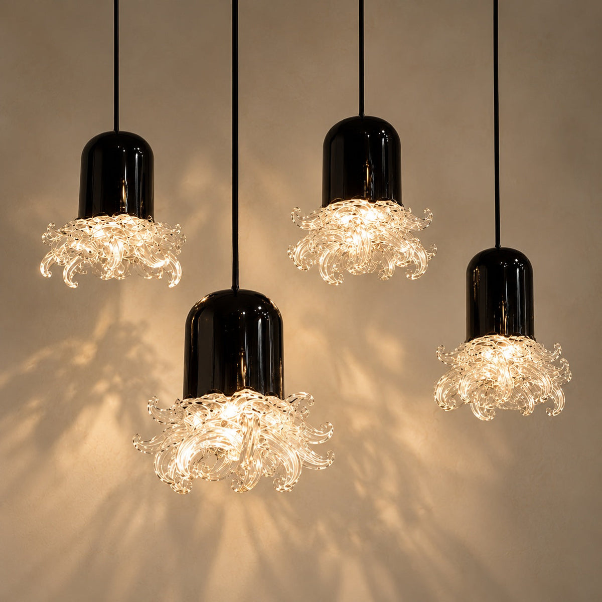 Ensemble de 4 suspensions en verre de Murano noir et cristal transparent, circa 1960, et ombres portées sur le mur